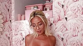 巨乳アジア人熟女ジェニー・ローズがストリップショーの前にセクシーなポーズをとる