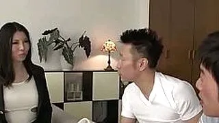 Trío salvaje de una asiática con grandes tetas seduce a dos hombres para un placer salvaje. Sexo oral.