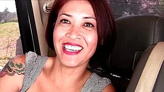 Primera mamada y entrevista en un gloryhole de una MILF asiática